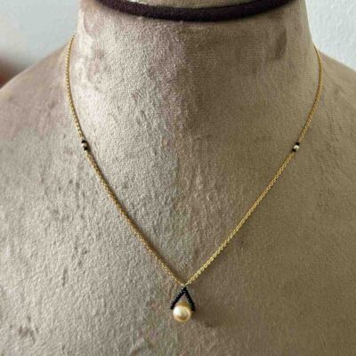 Single Pearl Centered With Soft Black Beads HK0102 - Image 2