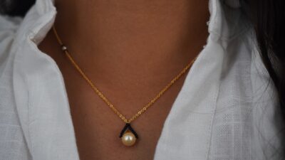 Single Pearl Centered With Soft Black Beads HK0102